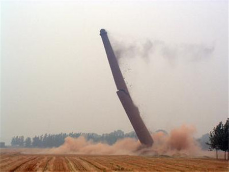 鍋爐煙囪定向爆破.jpg 鍋爐煙囪定向爆破.jpg